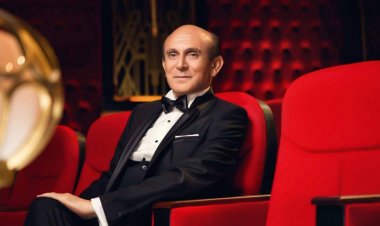 The artist " Mohamed sobhi " during his speech in an open meeting entitled " Belonging and loyalty to the nation " with the students of Ain shams university .