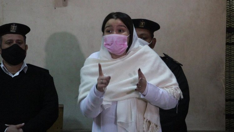حنين حسام تظهر في أسوء حالاتها في جلسة المحاكمة اليوم