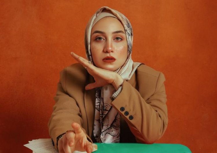 Basmah Salem Shory, 26 years old, Bachelor of Commerce MIS, hijab fashion blogger.
