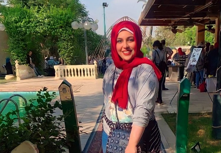 Noor Mosaad who is 22 years old, is a fresh graduate of the Faculty of Fine Arts, Helwan University.