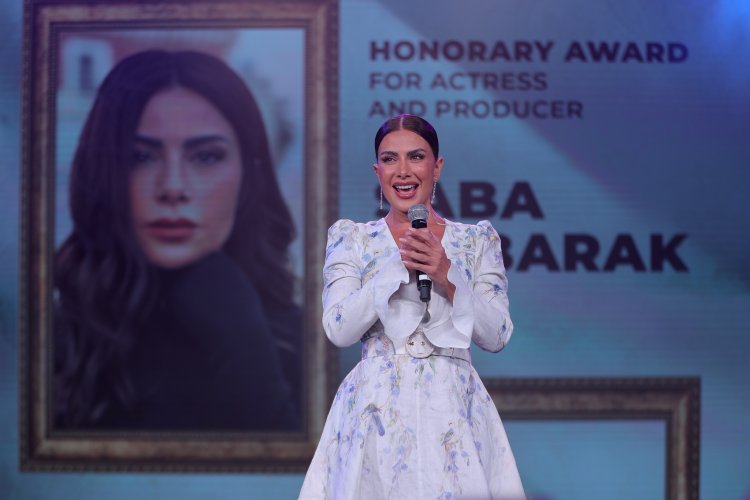 Saba Mubarak dedicates her prize to the struggle of the Palestinian people. and Hana Shiha gets it from her hands